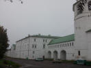Вид на здание архиерейских палат Суздальского кремля со стороны ул. Кремлевской 